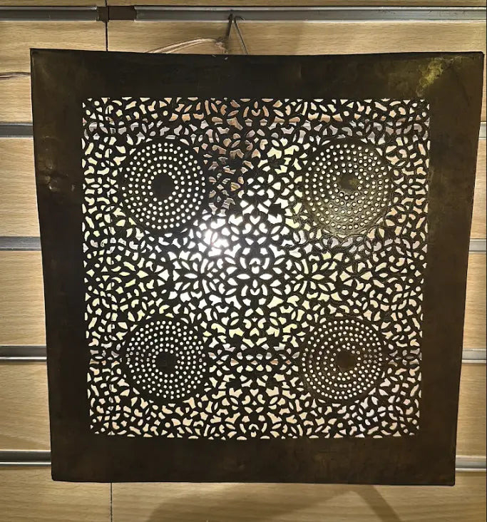 Safiya – Applique murale marocaine orientale carrée en laiton ajouré - Mazaya