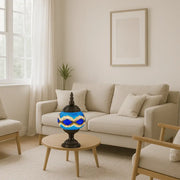 Lampe de table Azar placée sur une table dans un intérieur