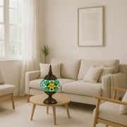 Lampe de table Laleh placée sur une table dans un intérieur
