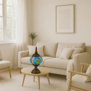 Lampe de table Roxana placée sur une table dans un intérieur