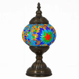 Lampe de table Roxana en verre mosaïque multicolore sur fond blanc