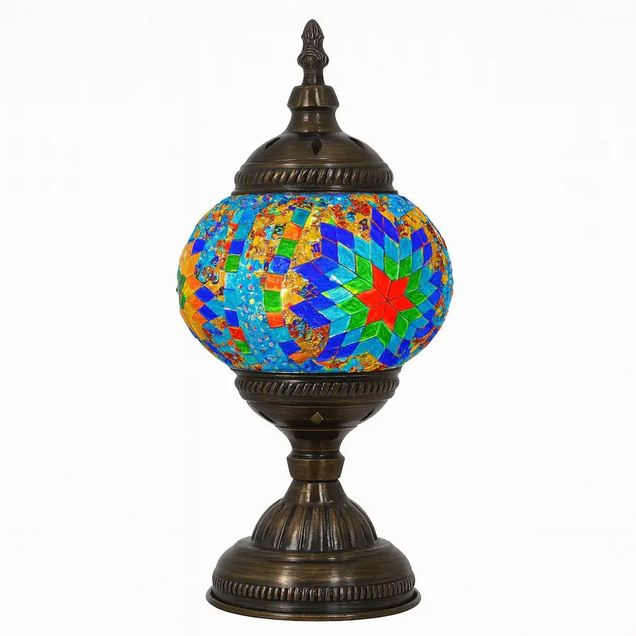 Lampe de table Roxana en verre mosaïque multicolore sur fond blanc