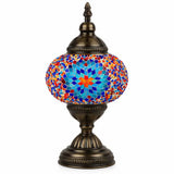 Lampe de table Shirin en verre mosaïque multicolore sur fond blanc