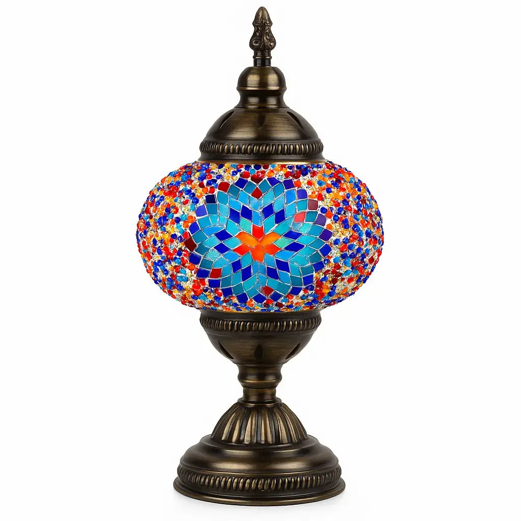 Lampe de table Shirin en verre mosaïque multicolore sur fond blanc