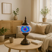 Lampe de table Shirin placée sur une table dans un intérieur