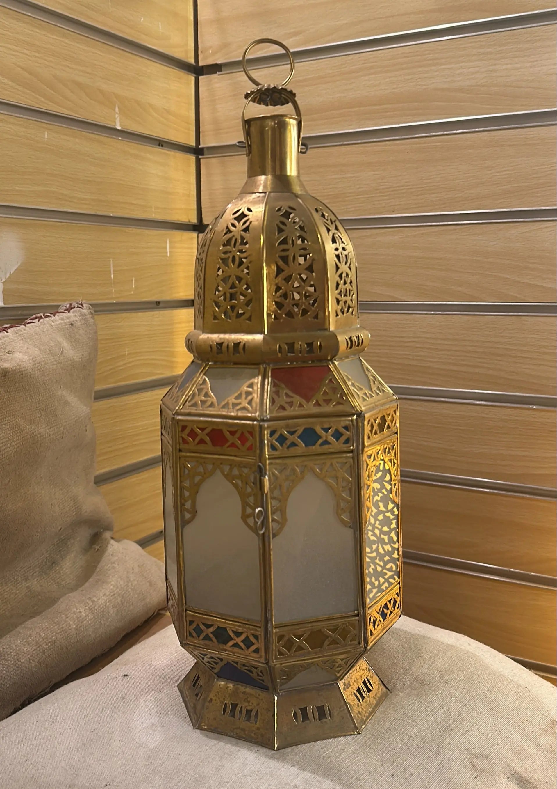 Laila - Lanterne marocaine en laiton doré ajouré et vitraux colorés - Mazaya