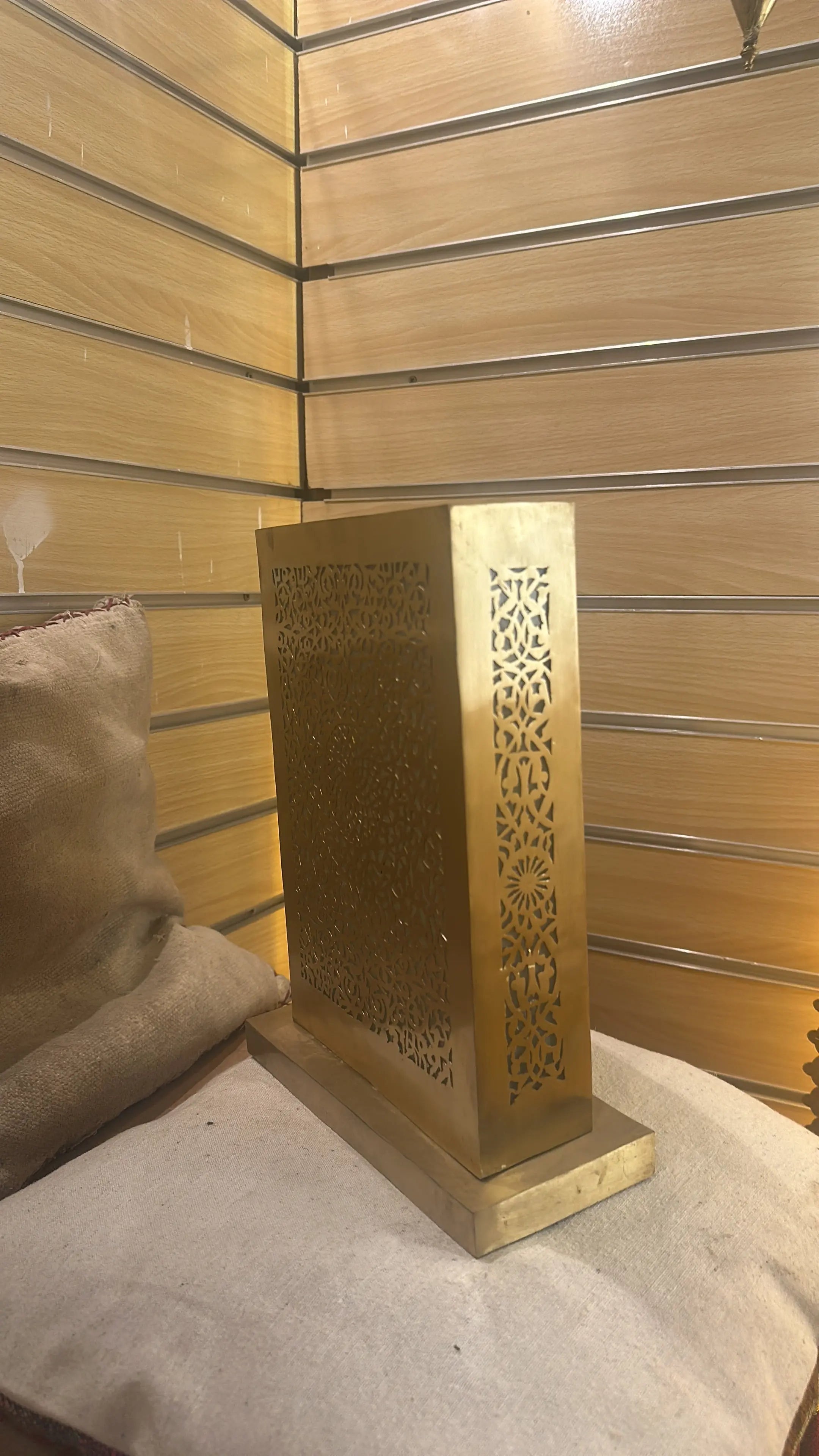 Ranya – lampe marocaine orientale à poser rectangulaire en laiton ajouré - Mazaya