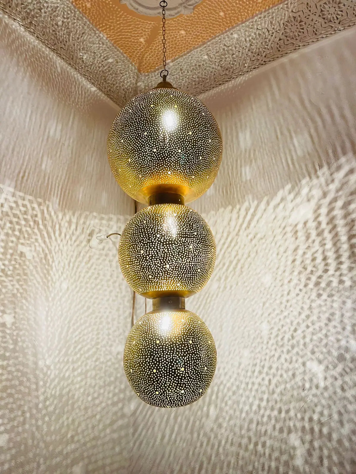 Loubna – suspension marocaine orientale triple sphère en laiton ajouré - Mazaya