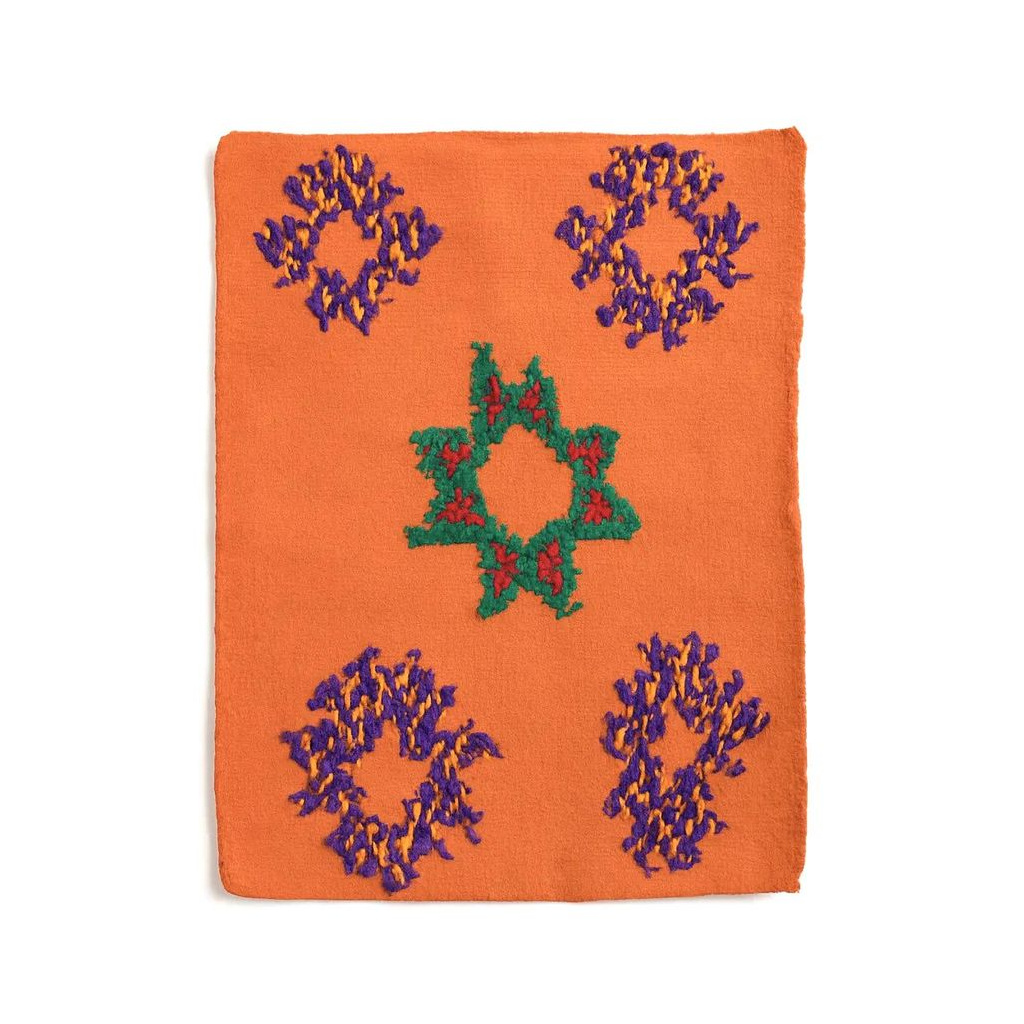 I don't know who the person is, but here's a French product title for the rug:

"Sahara - Tissu marocain brodé artisanal unique" - Product Image