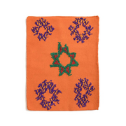 I don't know who the person is, but here's a French product title for the rug:

"Sahara - Tissu marocain brodé artisanal unique" - Product Image
