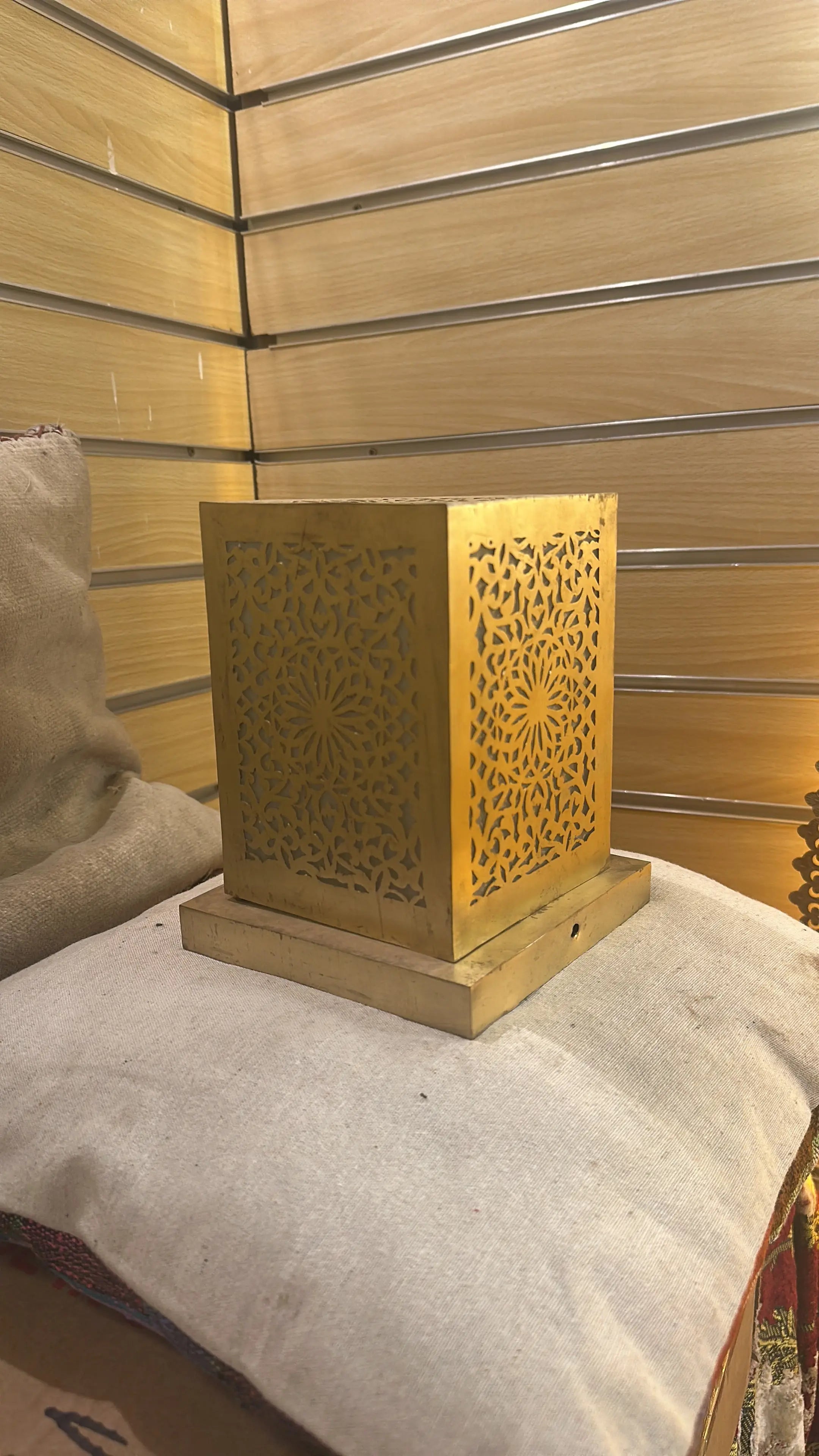 Rachida – Lampe marocaine orientale rectangulaire en laiton ajouré - Mazaya