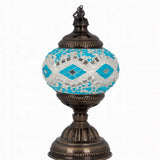 Lampe de table Anahita en verre mosaïque multicolore sur fond blanc