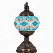 Lampe de table Anahita en verre mosaïque multicolore sur fond blanc
