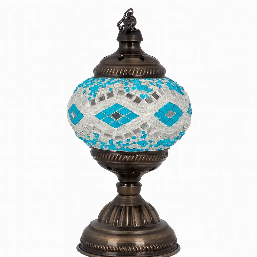 Lampe de table Anahita en verre mosaïque multicolore sur fond blanc