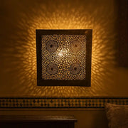 Safiya – applique murale marocaine orientale carrée en laiton ajouré